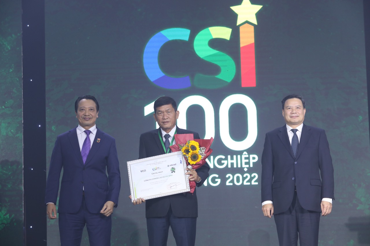 Đ/c Tổng Giám Đốc Lê Văn Chành nhận chứng nhận DN Bền Vững năm 2022 (top 100)
