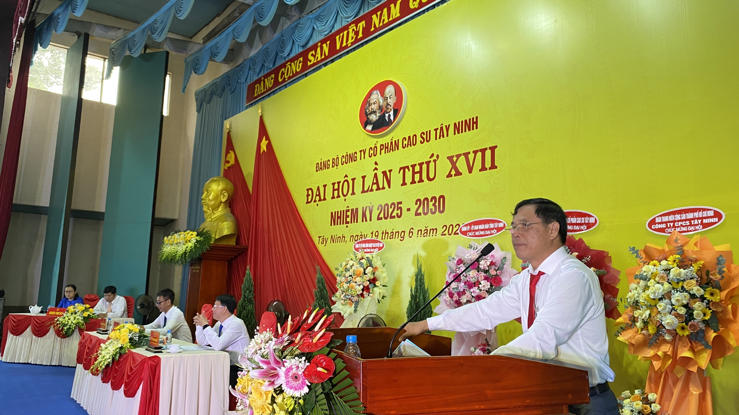 Ông Nguyễn Hồng Thái - Bí thư Đảng ủy, Tổng Giám Đốc Công ty CPCS Tây Ninh phát biểu chỉ đạo tại ĐH Đảng bộ lần thứ XVII