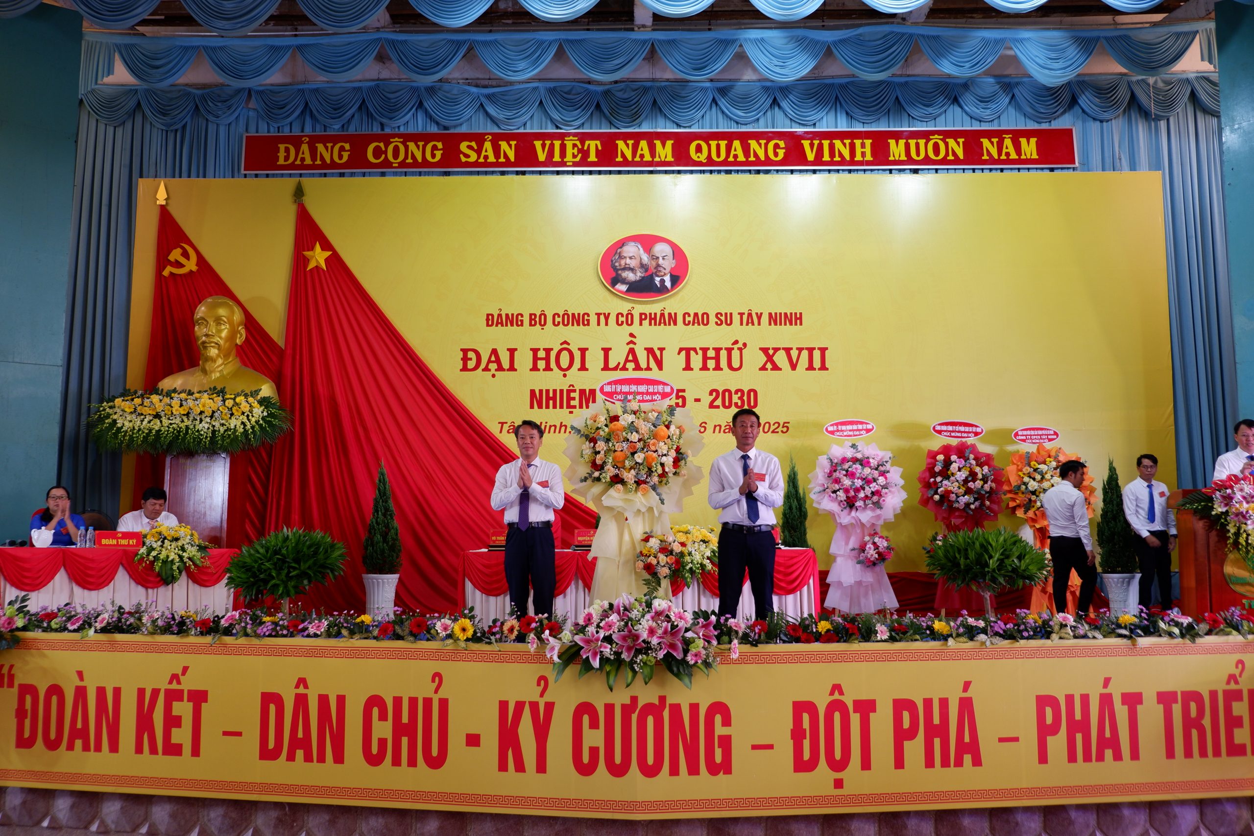 Ông Võ Trần Minh Đăng, Phó Bí thư Đảng ủy Công ty CP CS Tây Ninh nhận hoa chúc mừng của Đảng ủy Tập đoàn CNCS Việt Nam
